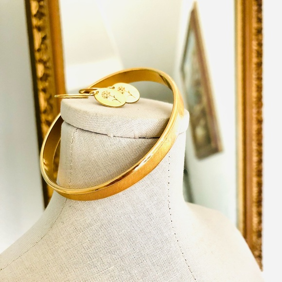 Vintage Signed Bracelet & Dainty Etched Flower Earrings - Picture 5 of 11